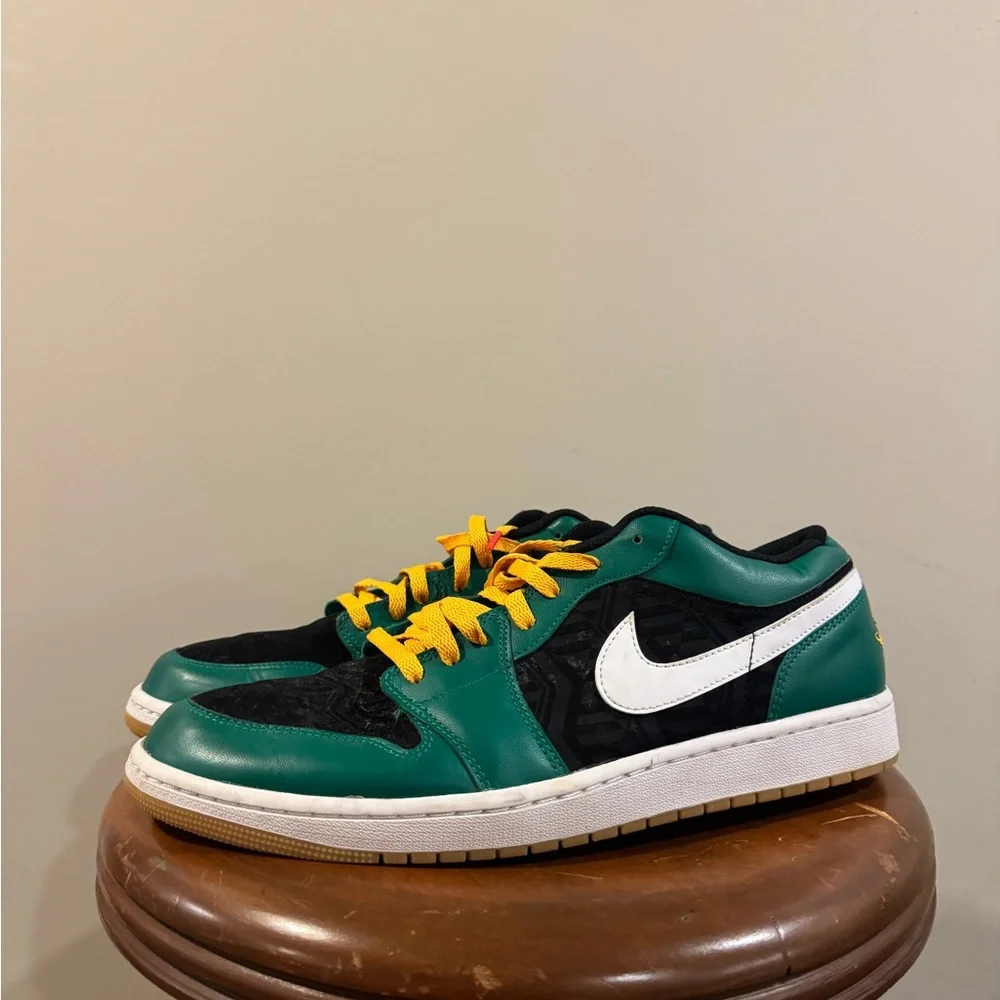 AIR JORDAN 1 LOW SE
"HOLIDAY SPECIAL - MALACHITE GREEN" - Picture 3 of 14